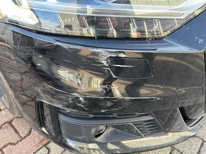Frontschaden: großflächige Schürf- und Kratzspuren an der vorderen Stoßfängerverkleidung, Audi A8 (4N) (Leipzig), Schadenshöhe 26.080,15 € inkl. MwSt.