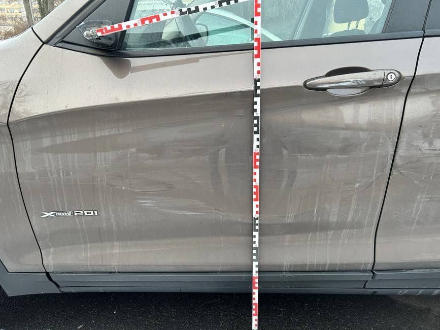 Schadensübersicht linke Fahrzeugseite: flächige Schleifspuren und Kratzer über Vorder- und Hintertür, Messlatte angelegt, BMW X3 xDrive20i (F25) (Leipzig), Schadenshöhe 12.765,54 € inkl. MwSt.