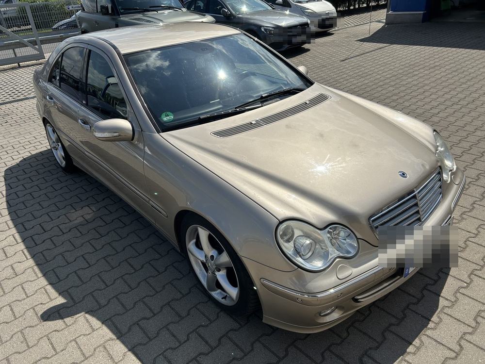 Übersichtsaufnahme Front rechts nach dem Unfall; Kennzeichen unkenntlich gemacht, Mercedes-Benz C 180 Kompressor (203) (Leipzig), Schadenshöhe 9.698,71 € inkl. MwSt.