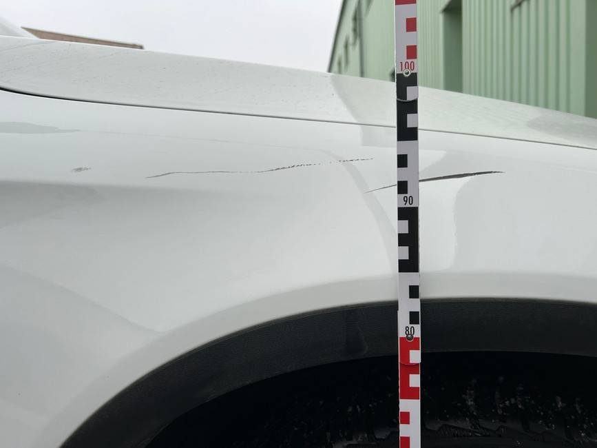 Detailaufnahme mit Maßstab: langer Lackkratzer an der oberen Kotflügel-/Haubenkante, Mercedes-Benz GLC 250 d 4MATIC Coupé (C253) (Leipzig), Schadenshöhe 7.834,37 € inkl. MwSt.