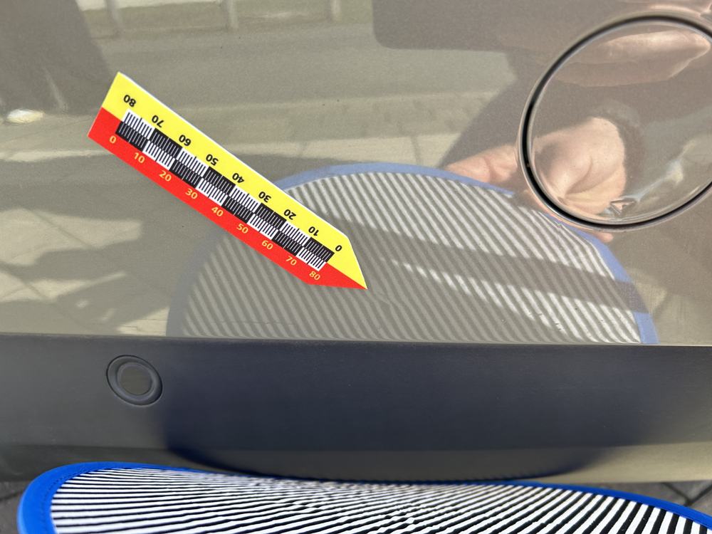 Messpfeil auf dem lackierten Seitenteil, das Streifenlicht macht die Verformung unter dem Lack sichtbar, MINI Cabrio (F57) (Leipzig), Schadenshöhe 3.418,69 € inkl. MwSt.